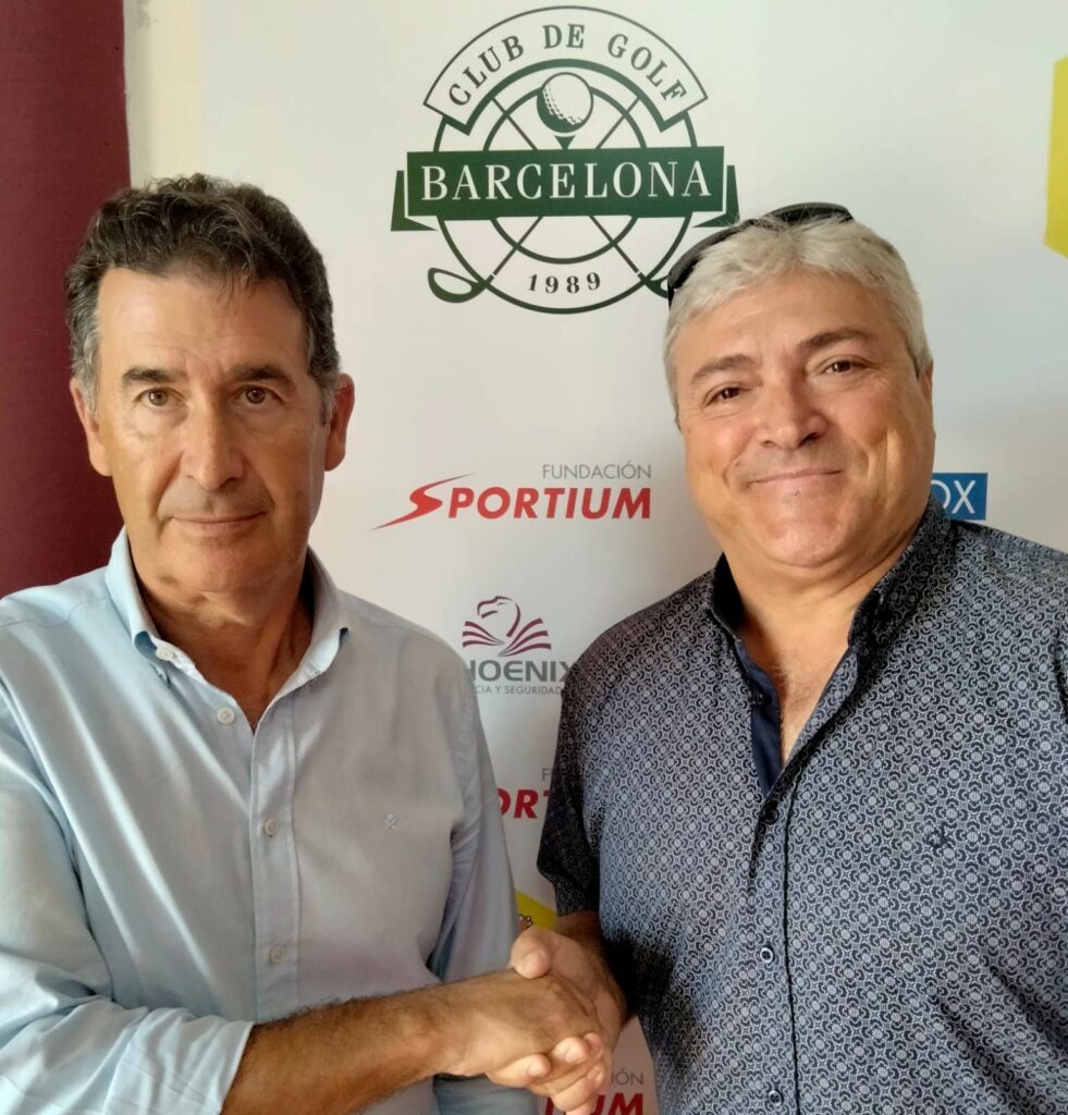 Santi Rosell, president de Golf Barcelona, i Ramon Palomar, president de Periodistes Golf, segellen l'acord el mes de juliol del 2023.
